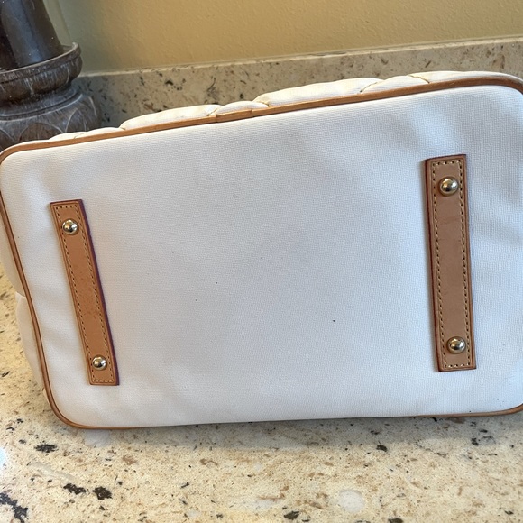 A CLASSIC. WHITE & TAN TUFTED STANDS OUT FOR SURE! - Picture 7 of 15